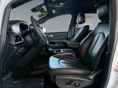 2025 Chrysler Voyager LX